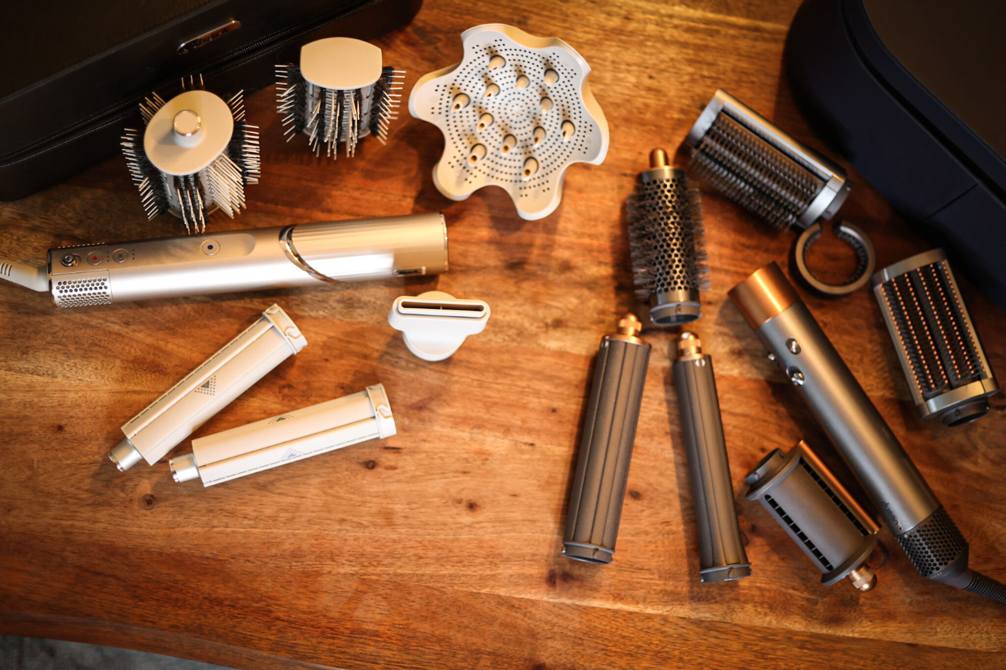 Вы можете увидеть комплект поставки Shark FlexStyle и Dyson Airwrap.